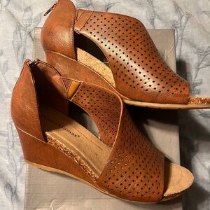 Dumas Brown Wedges Size 8